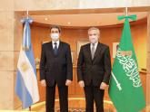 Canciller Solá con Hussein M. Alassiri, embajador de Arabia Saudita