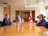 Canciller Cafiero junto al embajador de Georgia