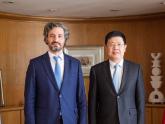 Cafiero despide al embajador de China
