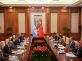 Mondino y su par, el canciller Wang Yi, junto a las delegaciones 