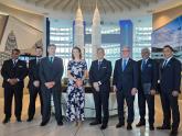 Mondino con los directivos de Petronas, en las Torres diseñadas por el argentino César Pelli  
