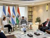 Mondino con el Ministro de Industria y Comercio  de la India