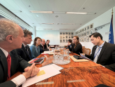 Mondino en Viena con la  la Subsecretaria de Energía de Filipinas, Sharon Garin