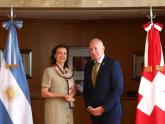 Mondino junto al embajador suizo, Hans-Ruedi Bortis