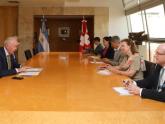 Mondino junto al embajador suizo