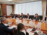 Mondino con el vicepresidente de la Comisión Nacional de Desarrollo y Reforma (CNDR), Zhao Chenxin, con las delegaciones