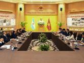 Reunión de las delegaciones en el Ministerio de Industria y Comercio vietnamita 