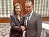 Canciller Diana Mondino y su par chino Wang Yi