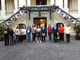 Alumnos y profesores en la entrada del Palacio