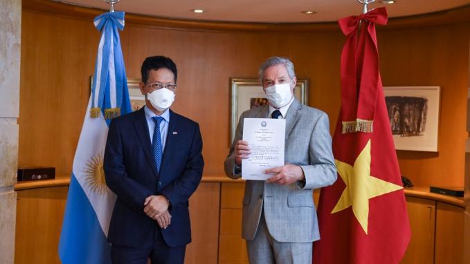 Solá_Embajador de Vietnam