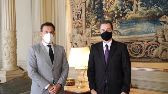 Guillermo Chaves junto al embajador de Brasil