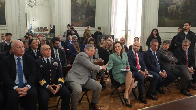 Mondino preside acto de firma de Memorandum entre Argentina y Uruguay