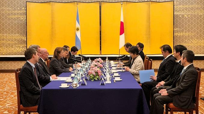 Mondino y su par japonesa, en reunión de trabajo con las respectivas delegaciones 