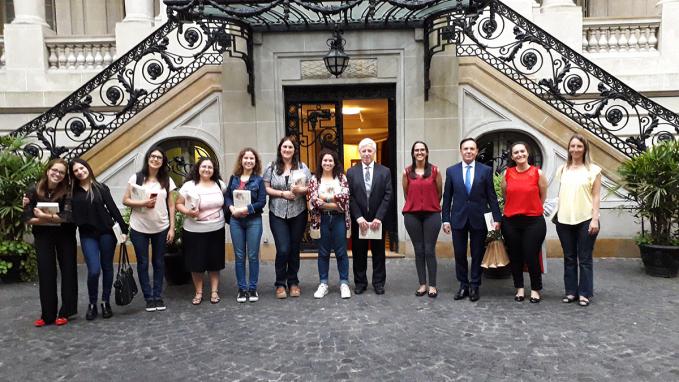 Alumnos y profesores en la entrada del Palacio